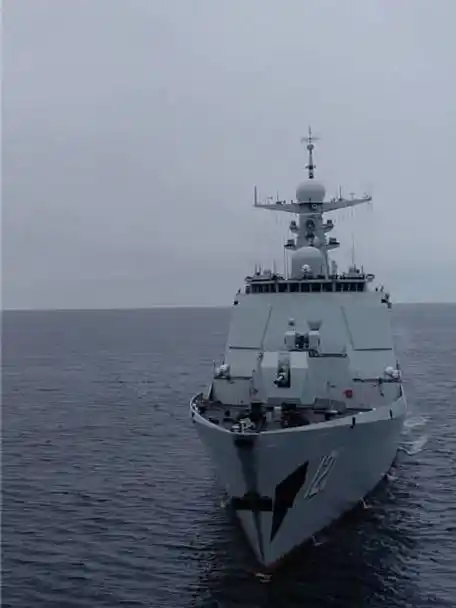 北部战区海军某驱逐舰支队导弹驱逐舰齐齐哈尔舰在黄海某海域开展多