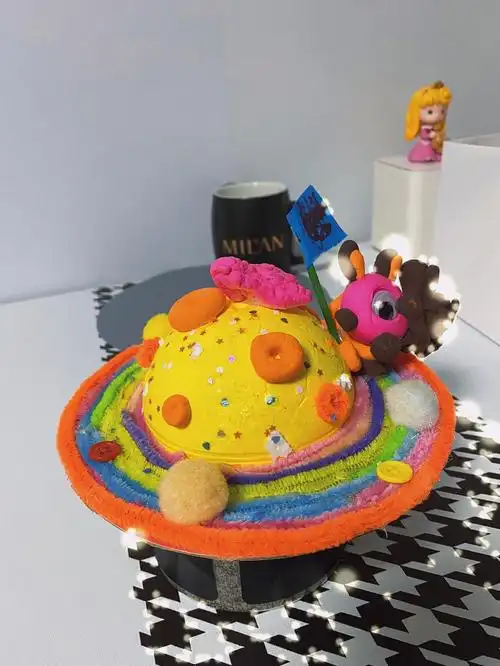 手工  幼儿园的宇宙星空主题手工作业