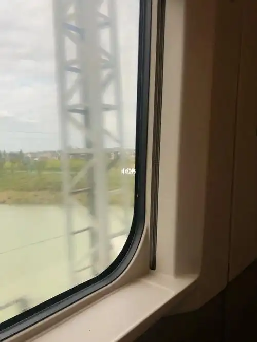 一个人坐车,可以戴上耳机听音乐,听故事,看看外面的风景.