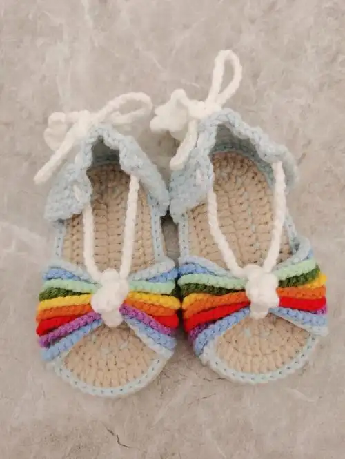 钩针彩虹色宝宝凉鞋