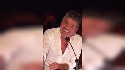 "西蒙·考威尔忍不住大笑"在2021美国达人秀现场