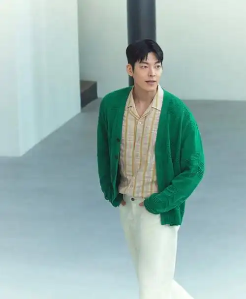 金宇彬晒照,白色裤子搭配绿色开衫,帅气又迷人