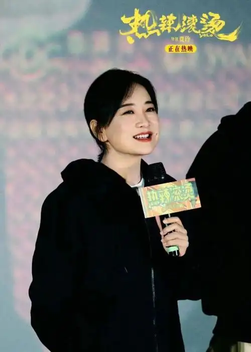 贾玲大波浪和高马尾太美了2042岁颜值变化历经3段人生