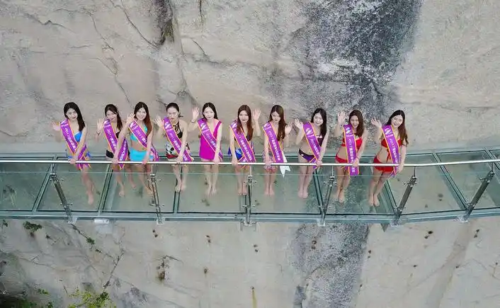 比基尼佳丽玻璃栈道走秀 满屏大长腿