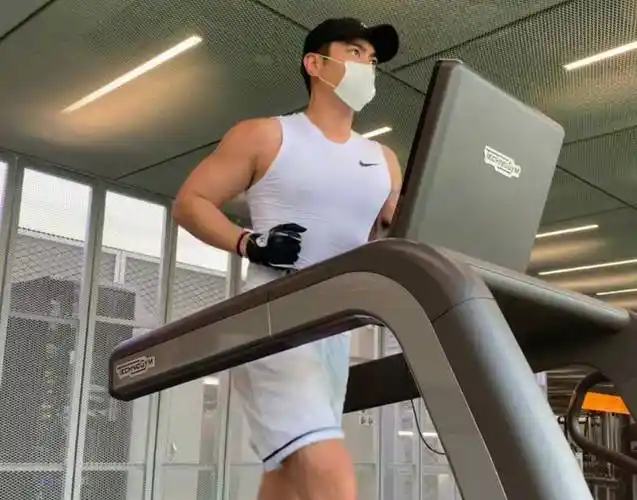 杜江分享健身视频,肌肉线条让人看直眼,霍思燕却带头开起了车_身材