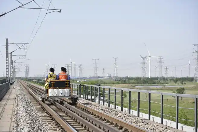【朔黄铁路黄万线完成首次钢轨"体检"】5月16日,国家能源集团朔黄铁路