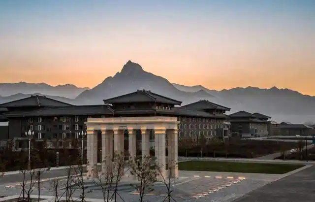 西安美院的大门难道真和大雁塔的相冲?