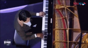 魔性表情包教学又出圈?郎朗:从钢琴家到娱乐大家