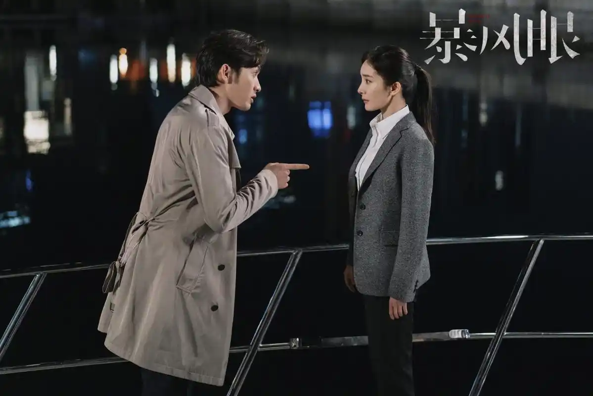 《暴风眼》杨幂张彬彬cp受质疑,题材抓粉因同公司成评价绊脚石?