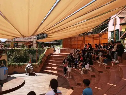 露天剧场,演绎牵线木偶戏舞蹈表演.