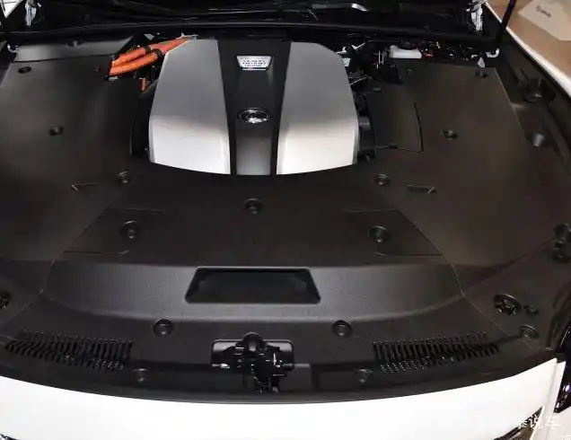 发动机做个隔音处理,打开机舱盖显得格外的整洁.