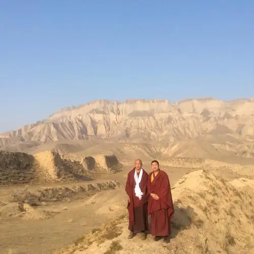 元朝十四位帝师祖庭——雪域萨迦文库专家洛珠加措在考察文都古城遗址