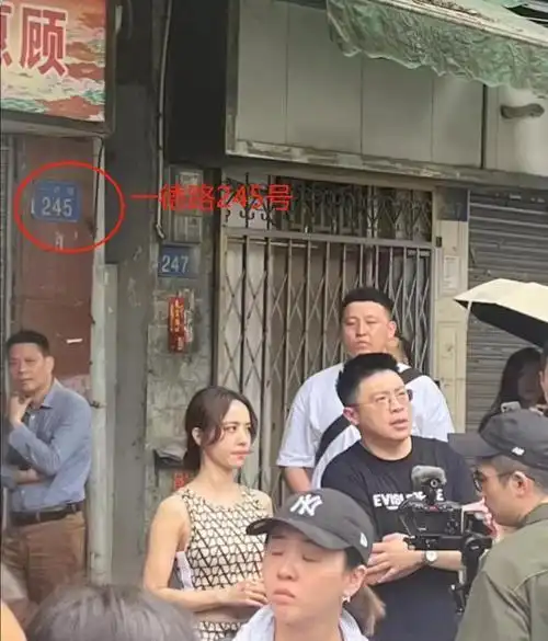 43岁蔡依林现身广州街头打扮清凉像23岁裤子穿2年超接地气