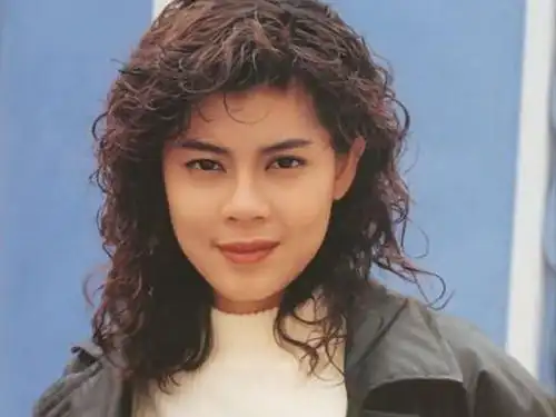 最丑"任盈盈"梁艺龄近照,曾遭车祸导致残疾,年过50依旧单身