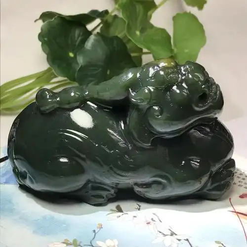 002 和田玉且末沙枣青(瑞兽貔貅)大把件