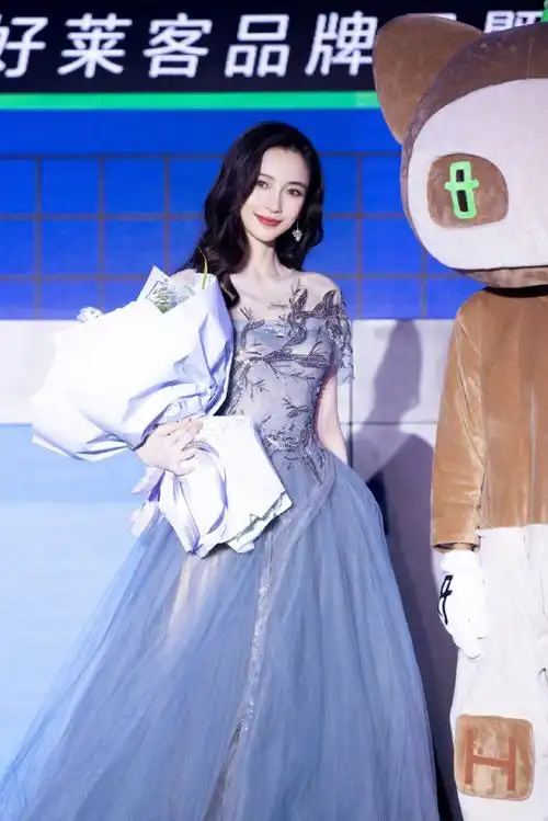 珠宝活动,angelababy超话一袭reem acra 2021雾蓝色薄纱礼服亮相,精美