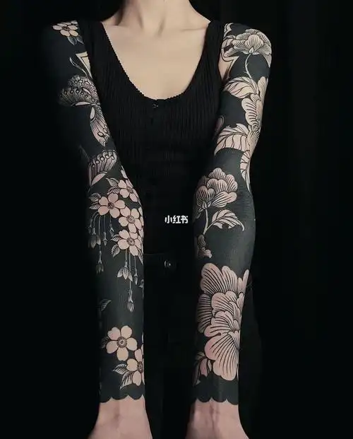 黑臂纹身