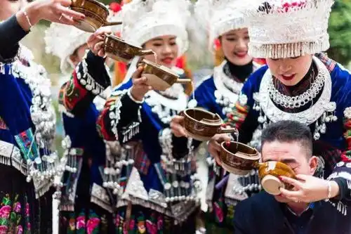 来到贵州西江千户苗寨怎么能不感受当地特色文化——苗家长桌宴!