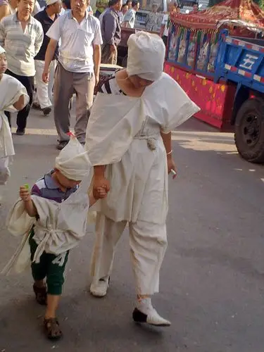 【转载】葬礼中的小女孩,披麻戴孝很可爱