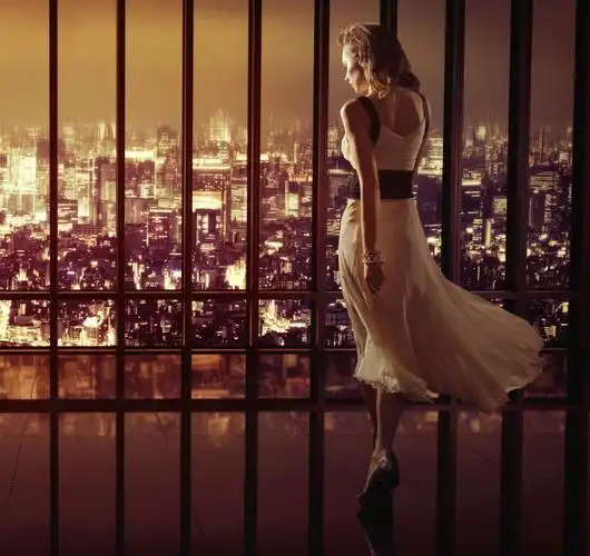 站在高楼上的美女