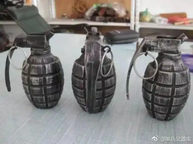 mark ii手榴弹,因为它的特殊构造,并内置tnt炸药,爆炸时会产生大量