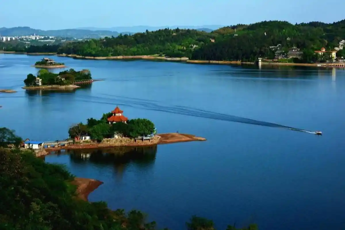 内江隆昌古宇湖,这里是一个四季皆宜的旅游胜地,春夏赏湖光山色,秋冬