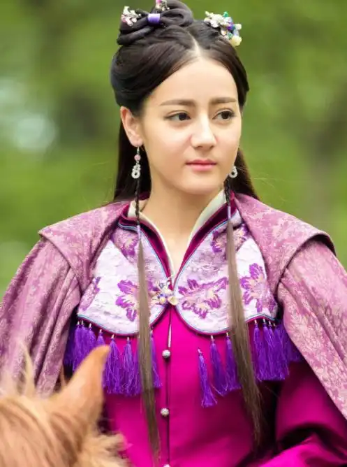 让人感觉不到古典韵味~《古剑奇谭》中,迪丽热巴饰演的"芙蕖"齐刘海