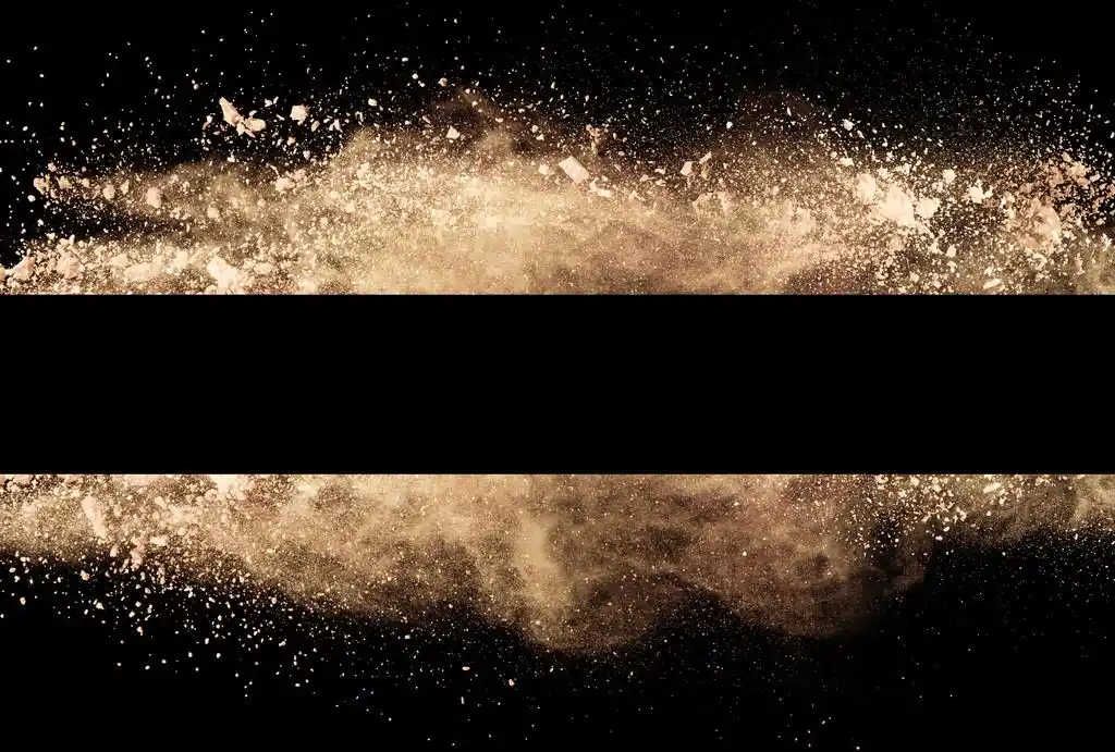 棕褐色粉末条纹,孤立的棕色化妆粉在黑色背景上的条纹形状