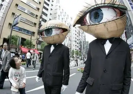 东京街头惊现"眼球人"杭州街头现环保"塑料人"被塑料袋紧紧包裹,浑身