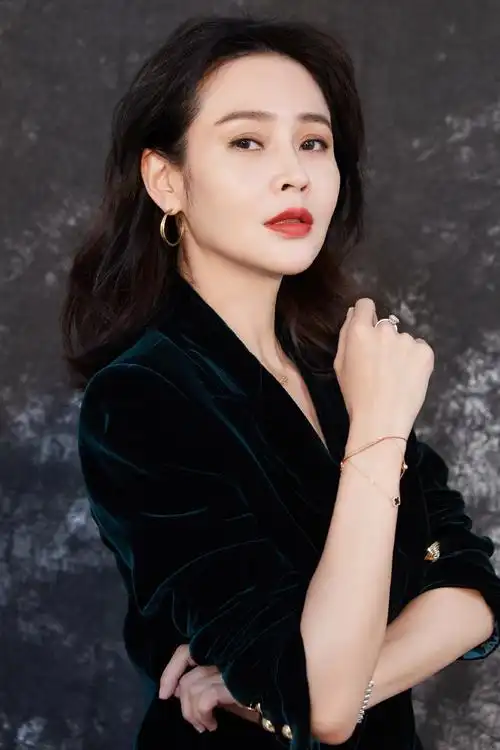 回顾于明加在好的年纪嫁给普通男人婚后生两孩美满幸福