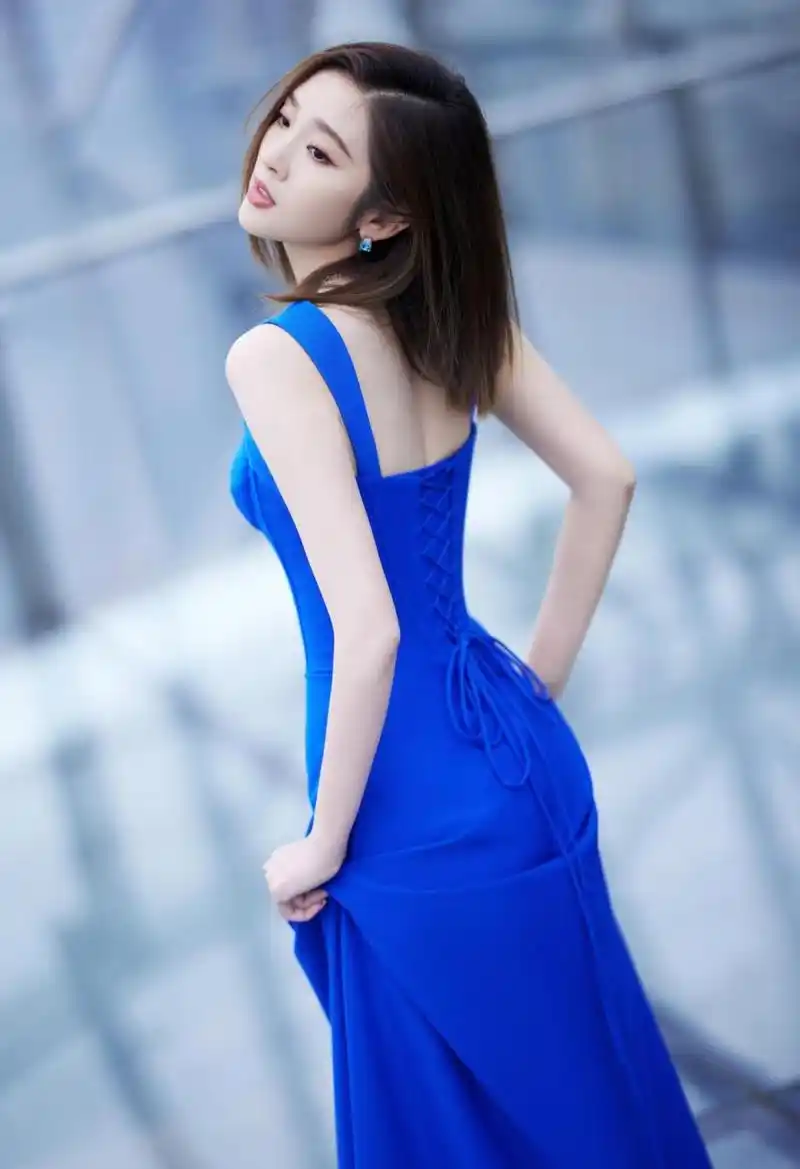 唐艺昕,蓝色吊带裙太炸了,火辣的身材和靓丽的美貌真的太高级了,这么