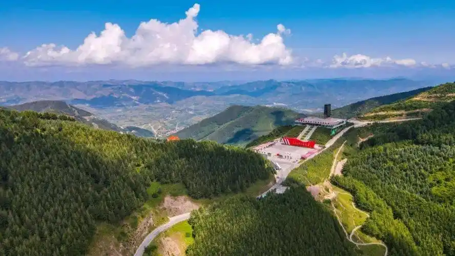 天高云淡初秋的六盘山红军长征旅游区美