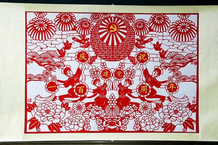 韩运水创作的建党100周年主题剪纸.(摄影 石智飞)