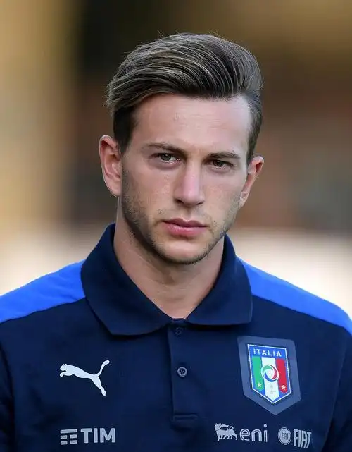 不是看人气,这些意大利足球帅哥现在也没啥名气,都是25岁以下,帮他们