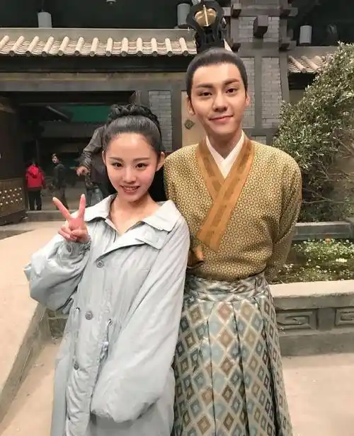 然后在17年,她和勾雪莹等几个女孩组成了moi女团,在参加《创造101》之