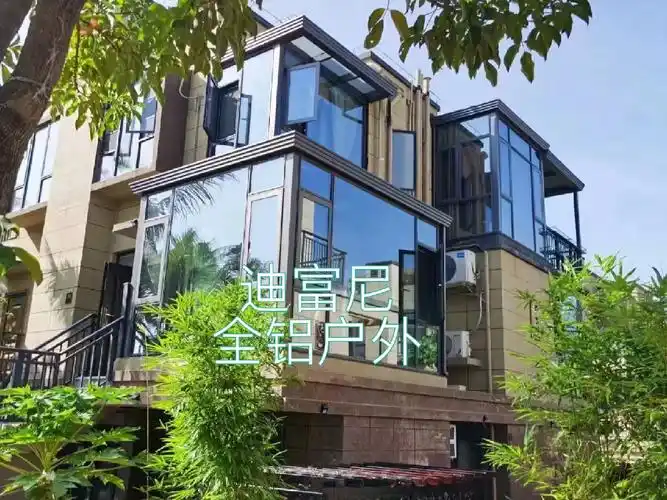 光正温柔风正甜,行来小路碧蜿蜒.不知何处为终点,那就悠悠只向前.