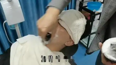 00:46搜狐1年前体验10块钱街头理发,刮胡子刮脸,全套服务很周到01:00