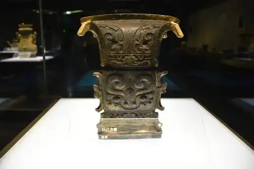 这是现展陈于陕西历史博物馆的日己觥.