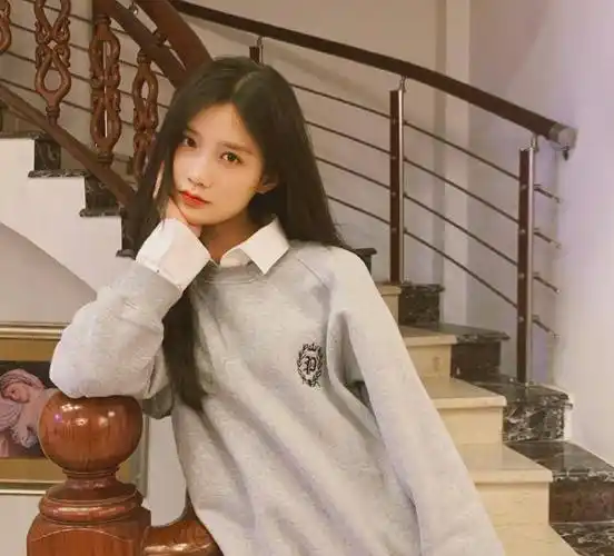 原创她是被创造101淘汰的小富婆今晒居家照穿卫衣也很甜美