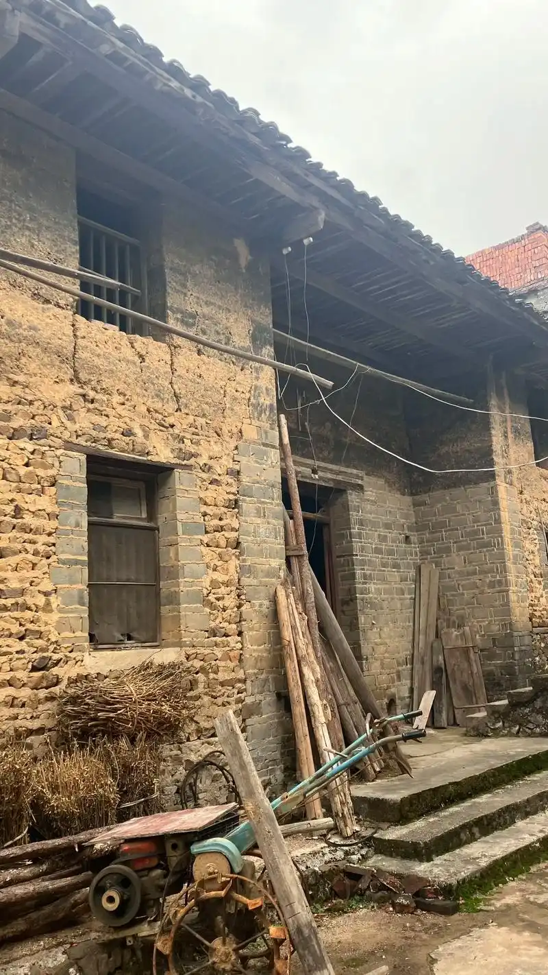 尘封80后一代人的农村生活记忆.泥墙黑瓦,电线交错,木质楼梯 - 抖音