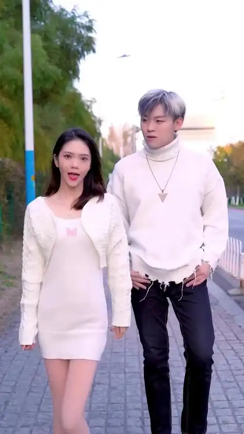 小三金的日常今儿点赞过10w我问我姐5个真心话不犯毛病吧歌曲