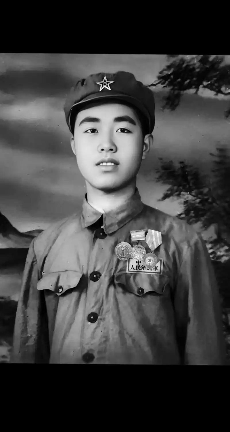 这是父亲五十年代的50式军装照,那年21岁,是46军138师首长警卫仍北