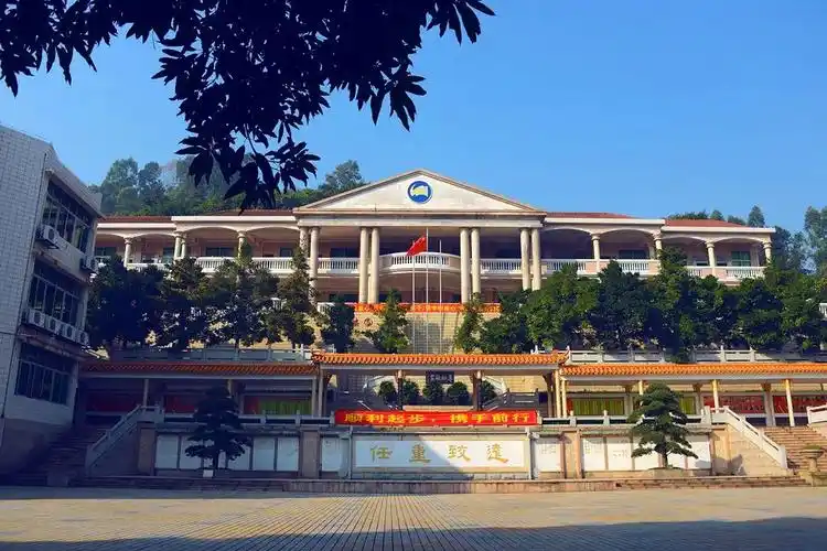 佛山南海中学全景钟灵毓秀的西樵山东麓,矗立着岭南百年名校——佛山