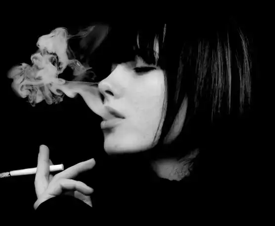 男人抽烟伤感图片 而是你创造了天长地久的爱情