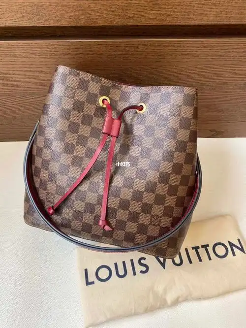 出lv棋盘格水桶包