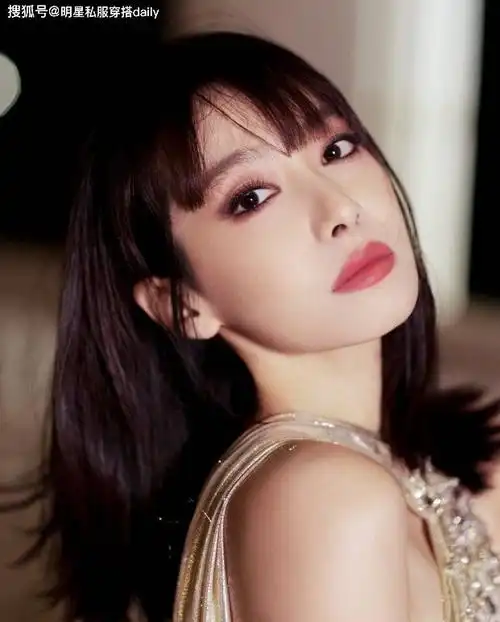 宋茜的新造型宛若雅典娜女神香槟色挂脖长裙搭配齐刘海造型高贵