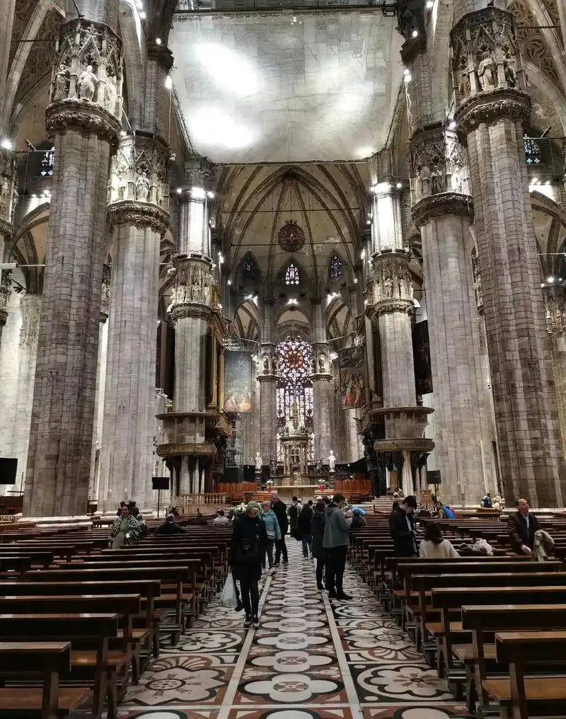 在米兰大教堂的穹顶(图1正上方红点处)供着把耶稣钉在十字架上三颗