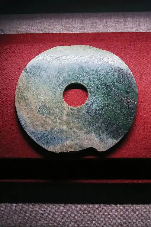 秦式龙纹大玉璧 br>春秋,公元前770-前476年 br>直径29.3cm