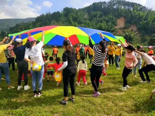 宁洱县朝阳幼儿园"亲子相伴,健康成长"寻找秋天的足迹,亲子户外活动