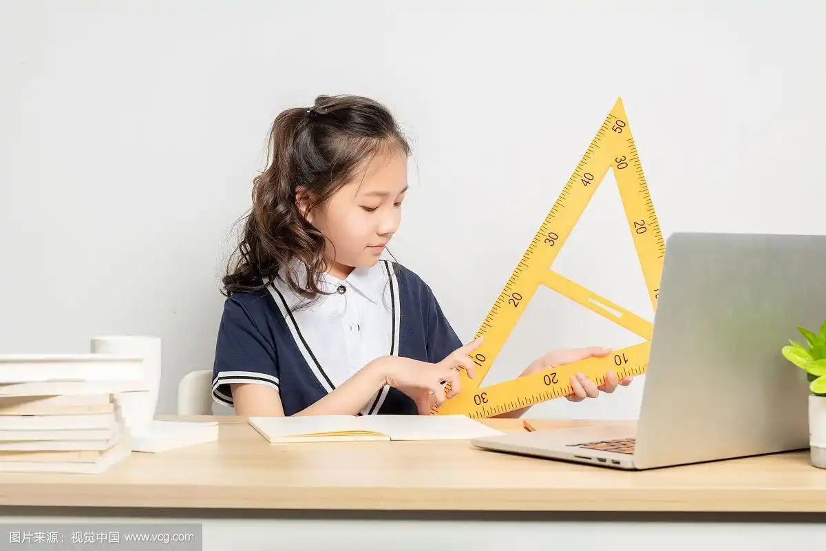 正在上数学课的亚洲小学女生